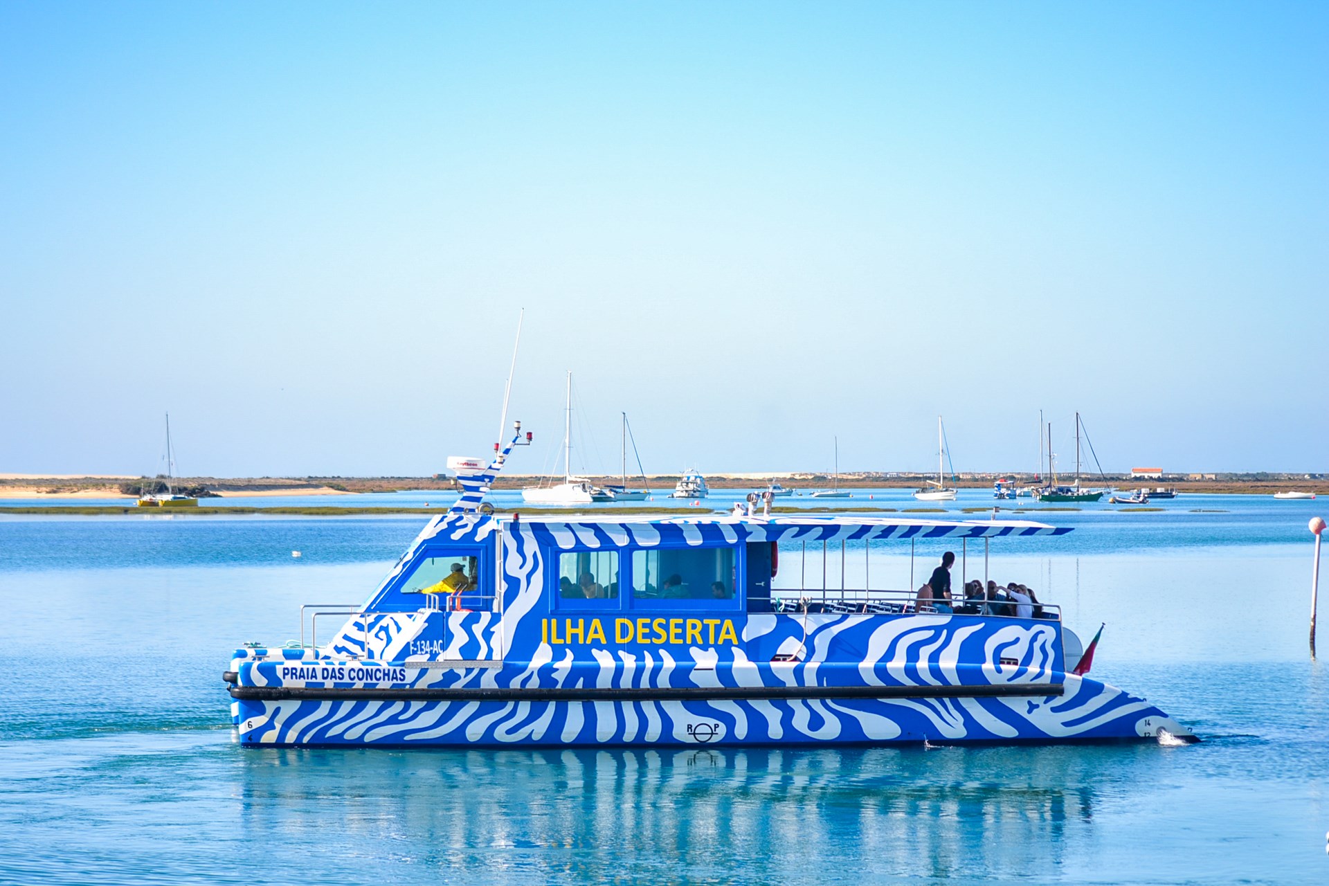 Passeio e Transporte de Barco à Ilha Deserta